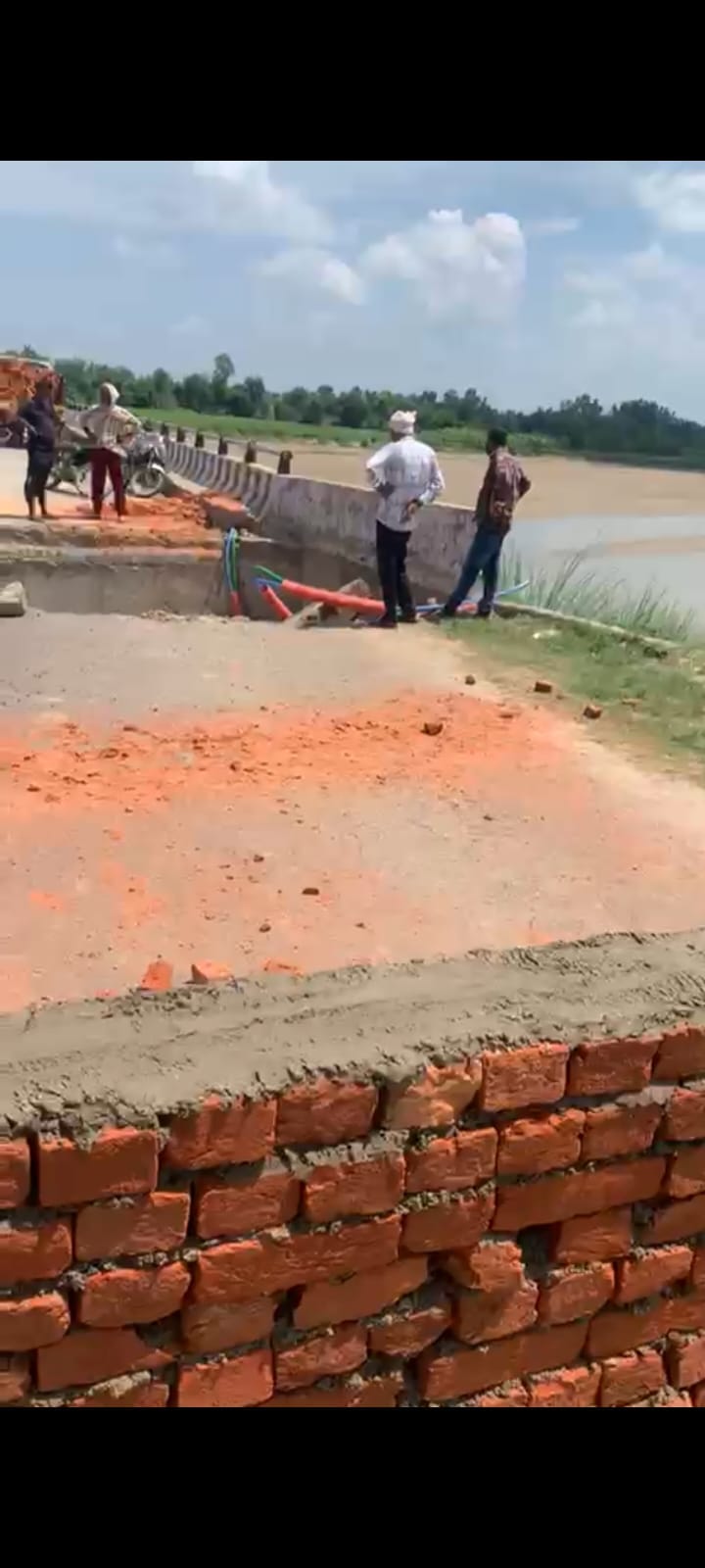 The approach road to the bridge collapsed, the administration closed the traffic for safety