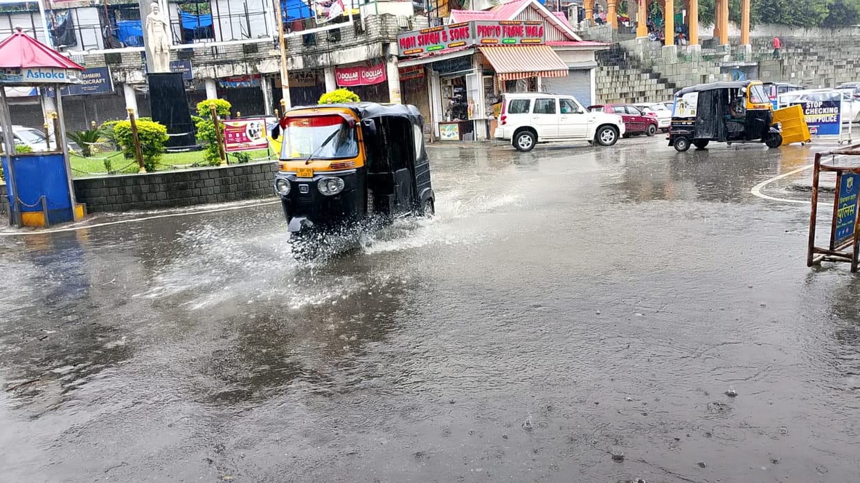 The mercury reached 33 degrees, it rained for half an hour, the city roads were submerged