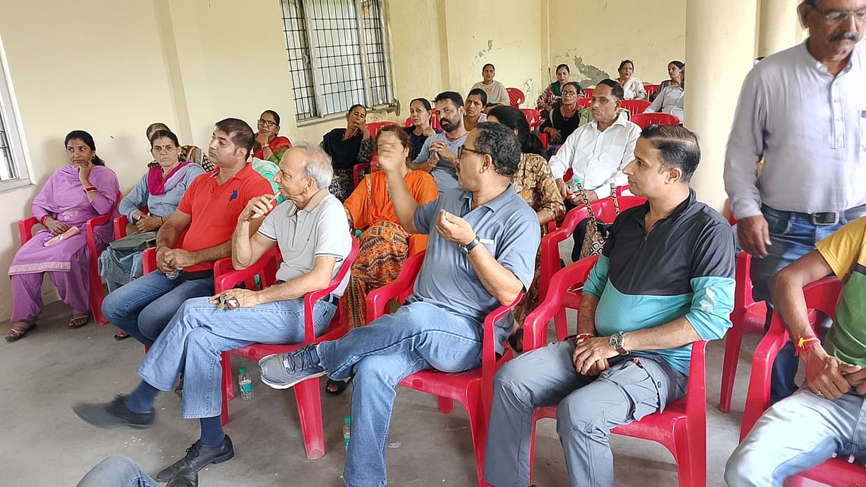 Issues regarding the pathetic connectivity roads and street lights of Khaliyar echoed in the ward meeting