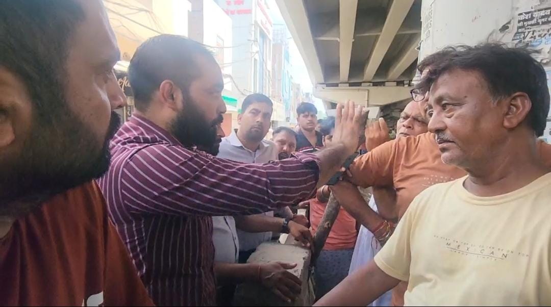Rehri union and hospital operator face to face in making parking under the railway bridge, Nagar Parishad team returned empty handed