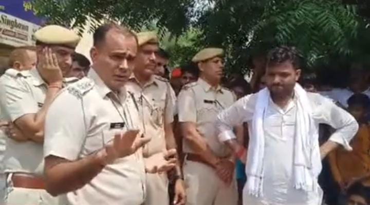 युवक की मौत के बाद प्रदर्शन करते लोग बाजार रहा बंद