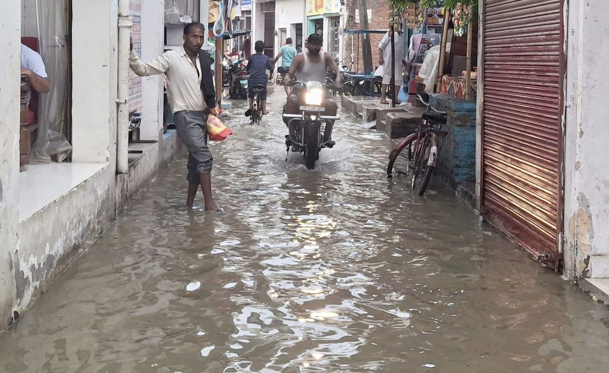 Clouds covered the city in the afternoon, rain in Alapur