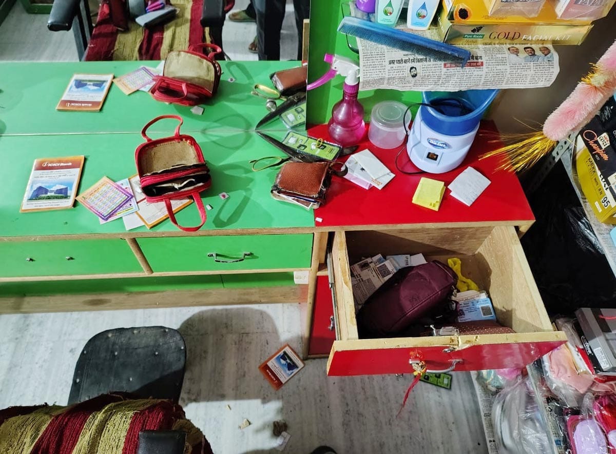 The family had gone to the village, two lakh rupees and jewelry were stolen from the house