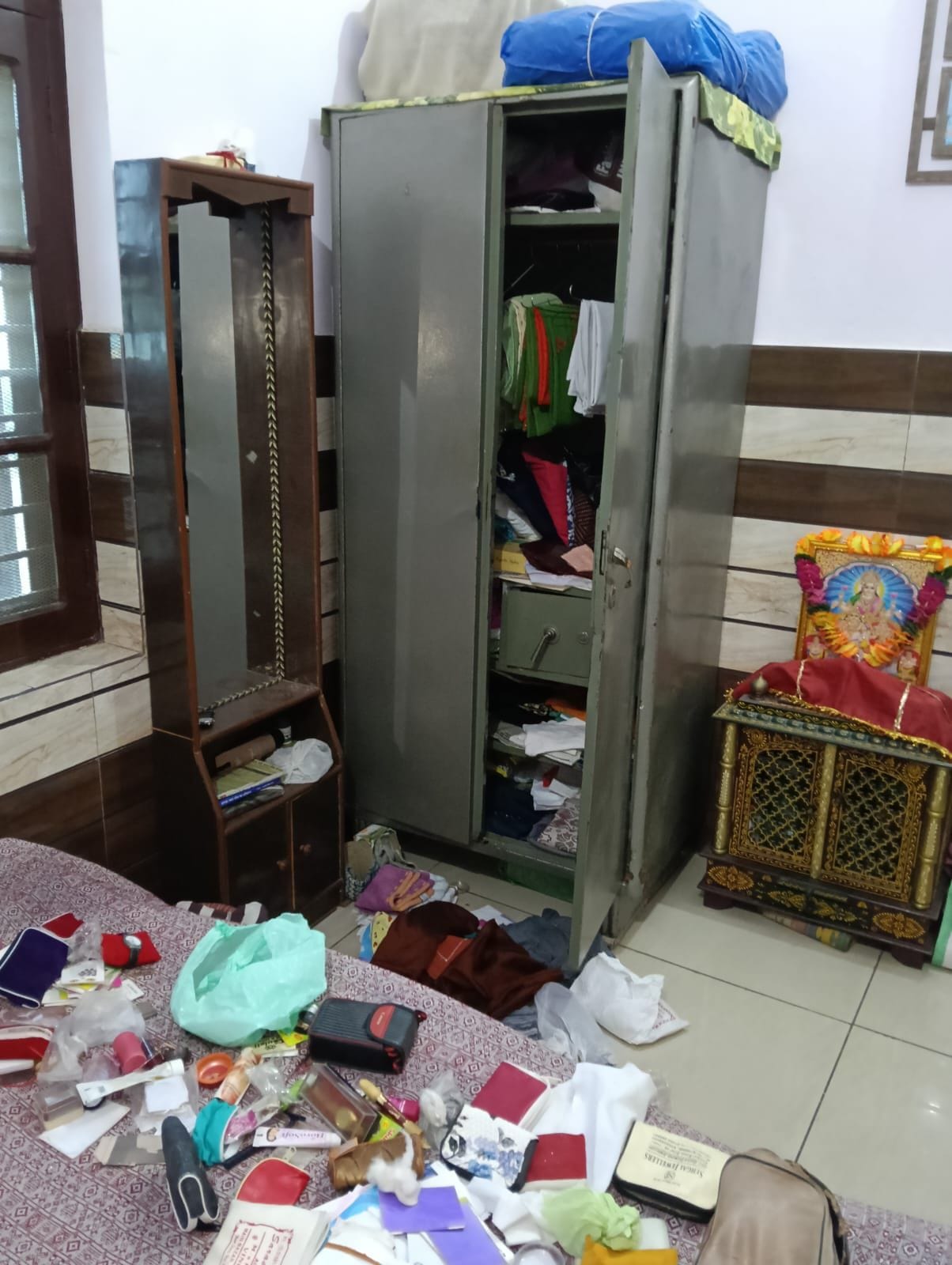 Goods worth lakhs stolen from a house in Kungad