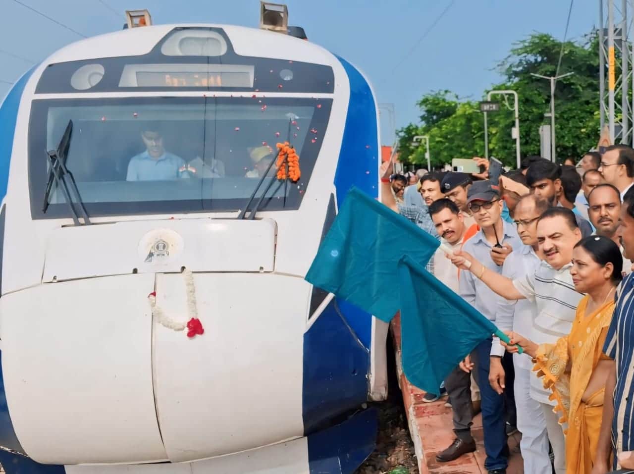 बूंदी स्टेशन की सीमा में प्रवेश करते ही शुरू हुआ स्वागत।