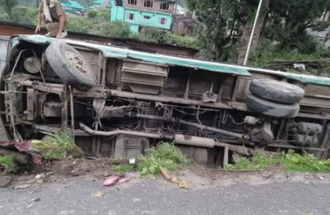 HRTC bus overturns at bus stop Sarahan, three injured