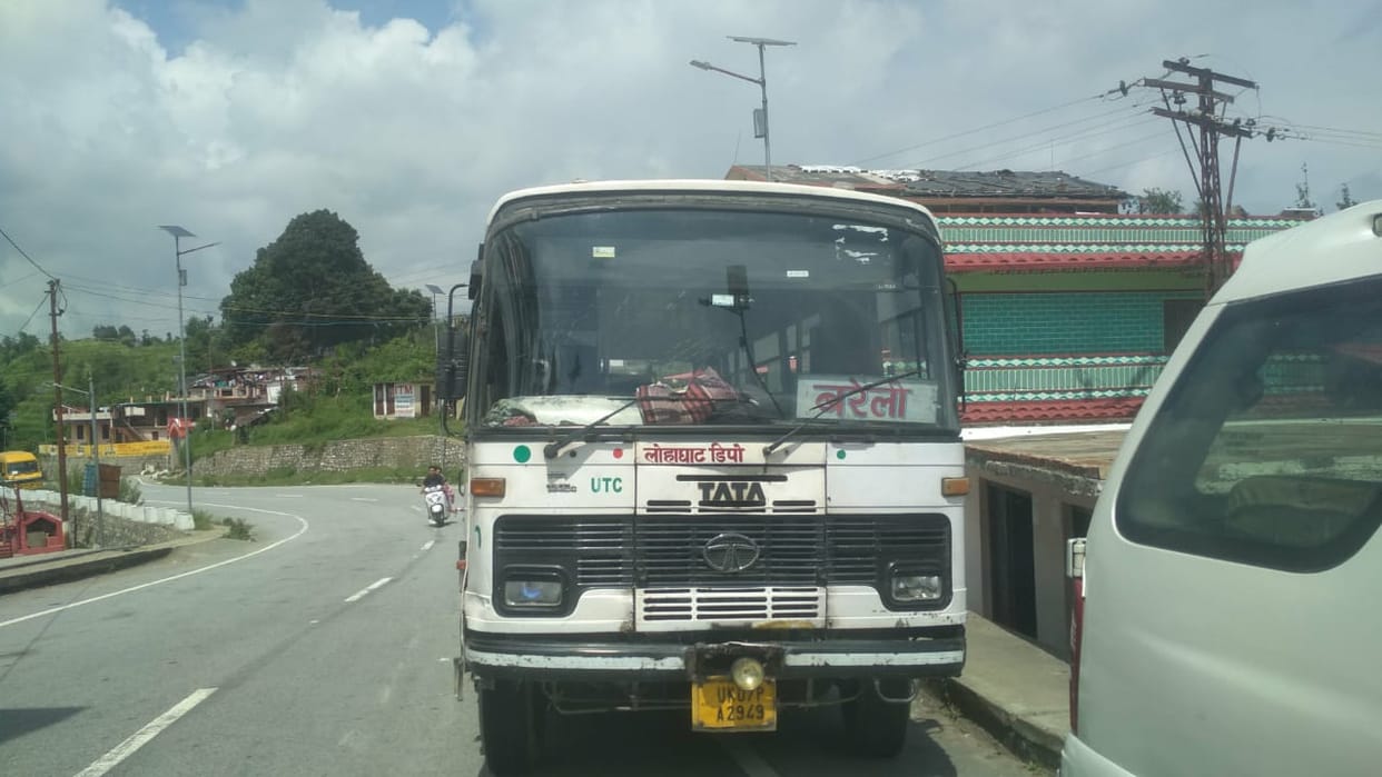 Lohaghat-Bareilly Roadways bus broke down near Khuna Bohra