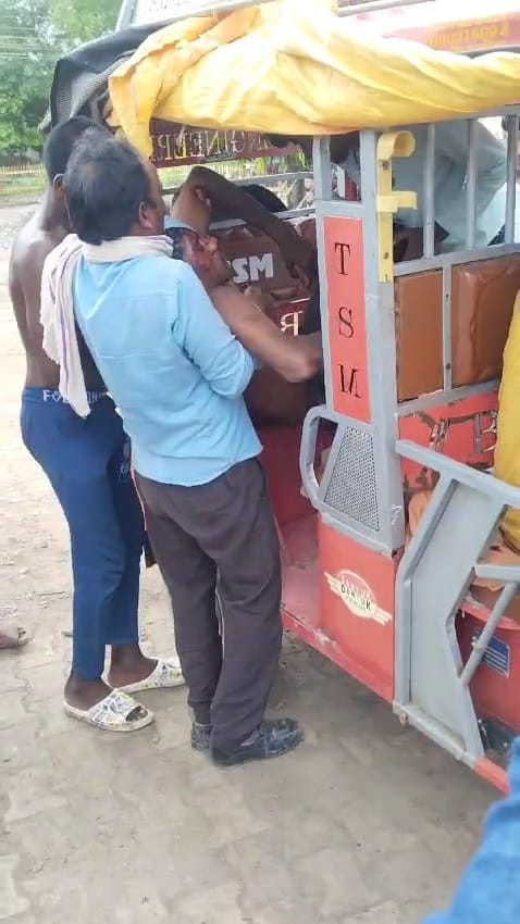 Damoh: Someone kicked a young man while standing at the gate of a moving train, youth took him to the hospital