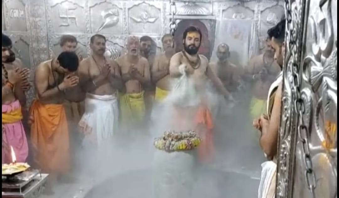 Ujjain News: common devotees enter the sanctum sanctorum of Mahakaleshwar temple