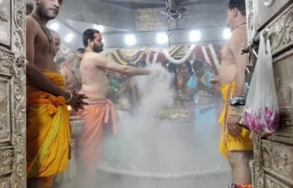 Baba Mahakal Know what happened that now Baba Mahakal will wake up at 4 in morning instead of 2:30 in night