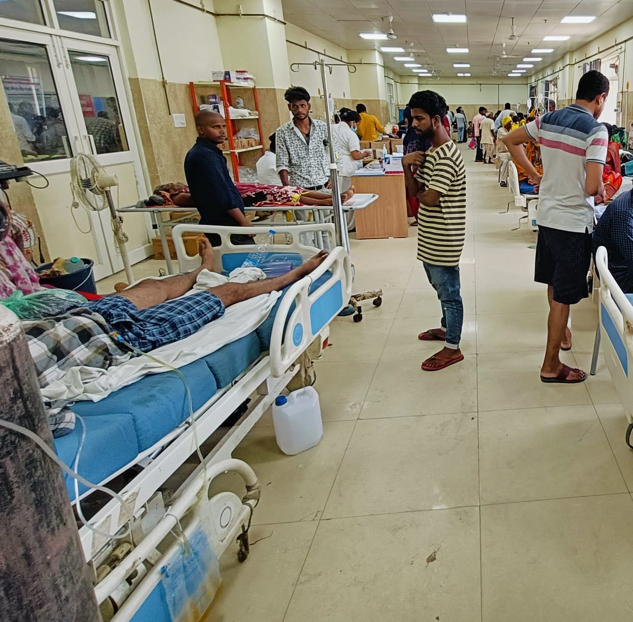 Medical college emergency full...treatment on stretcher