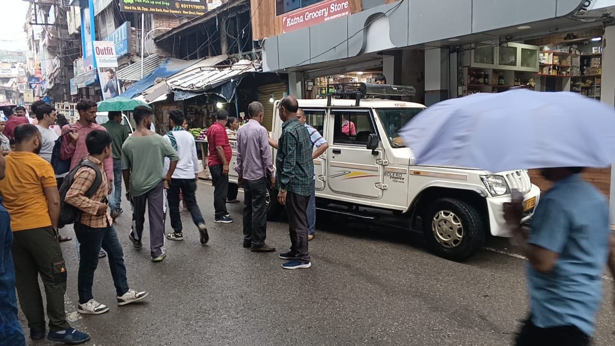 Action against encroachment, goods of four street vendors seized