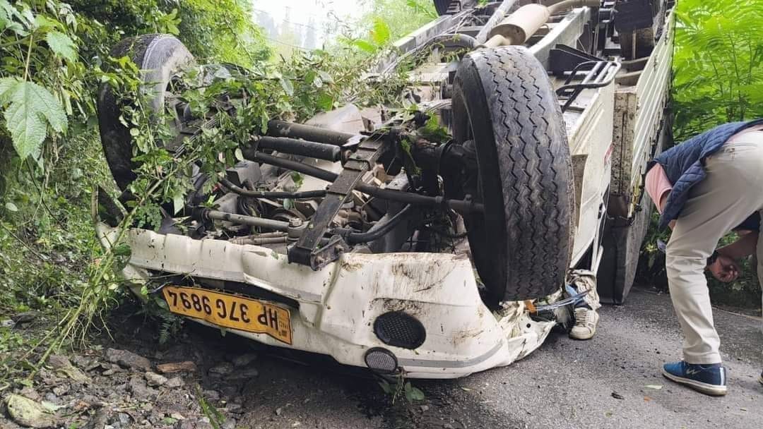 Jeep overturns in Jaloda, driver injured