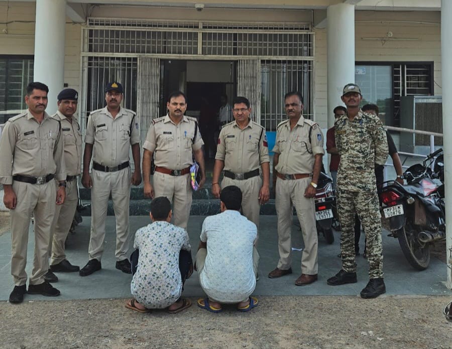 Tikamgarh News Two brothers who cheated for crores of rupees arrested reward was announced