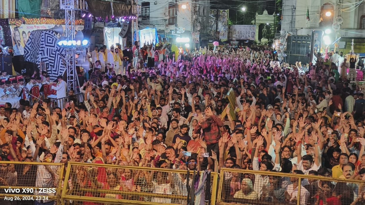 Shahi Sawari, a symbol of religious harmony - along with Hindus, people of Muslim community also sing bhajans