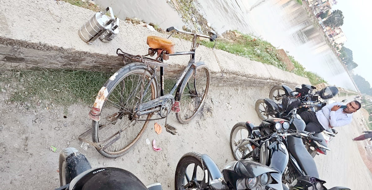 A person jumped into the canal to take a bath and was swept away