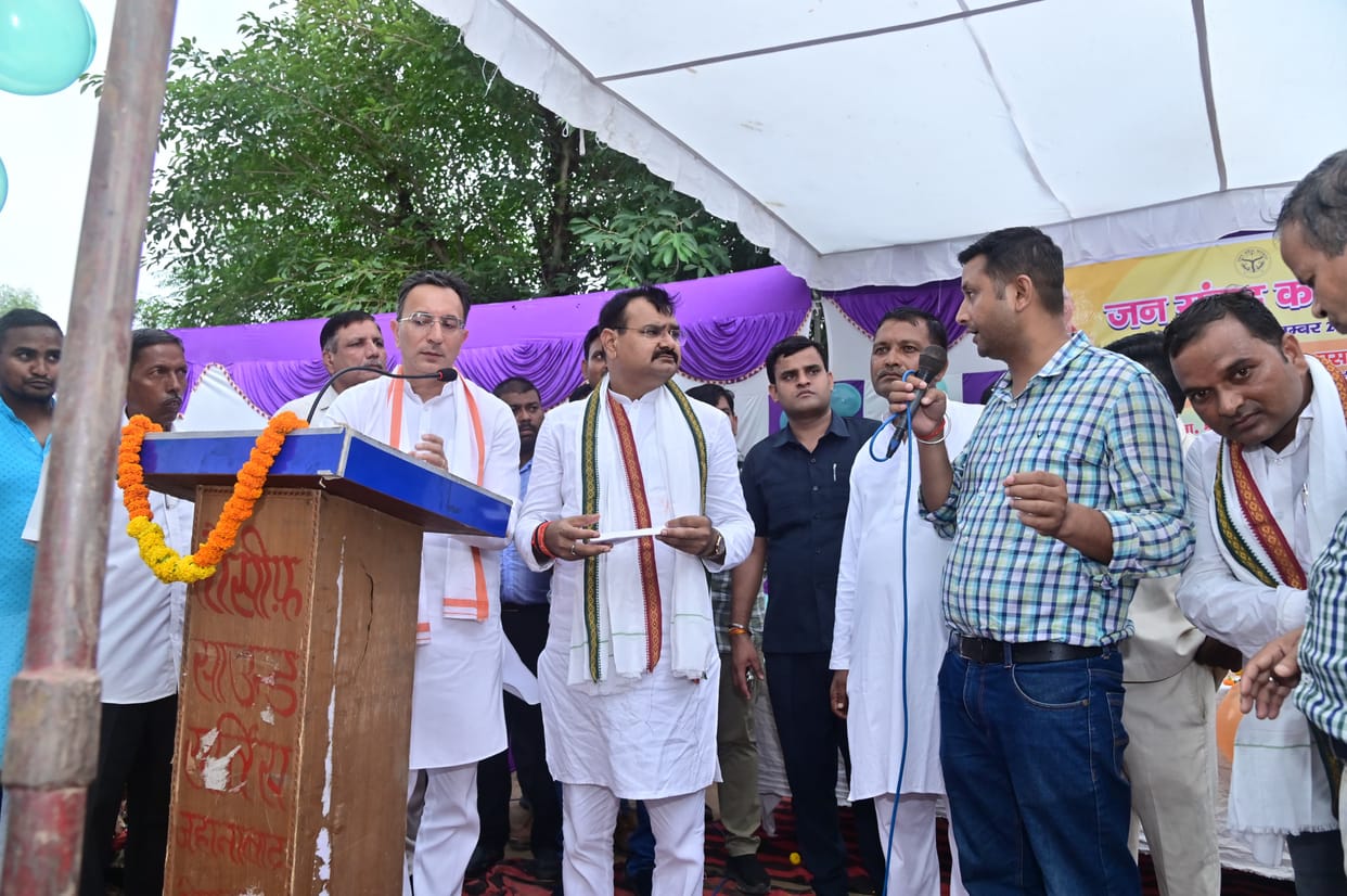 Jitin Prasad and Sanjay Gangwar listened to the problems of the villagers