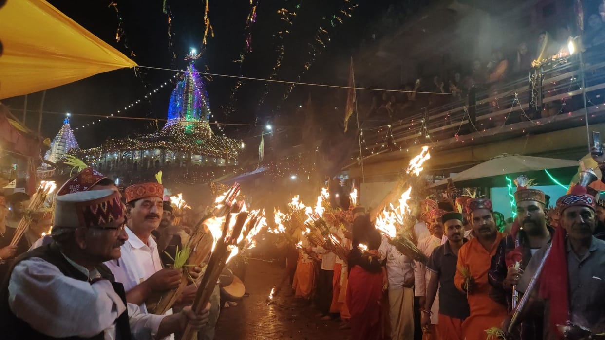 The land of Nau Panau illuminated with the light of torches