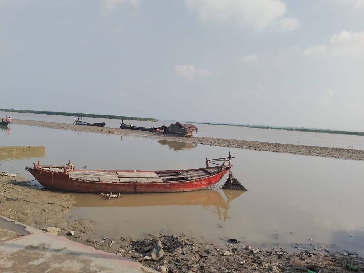 Deoria News: Saryu retreated from the river ghat in Barhaj, danger of erosion increased