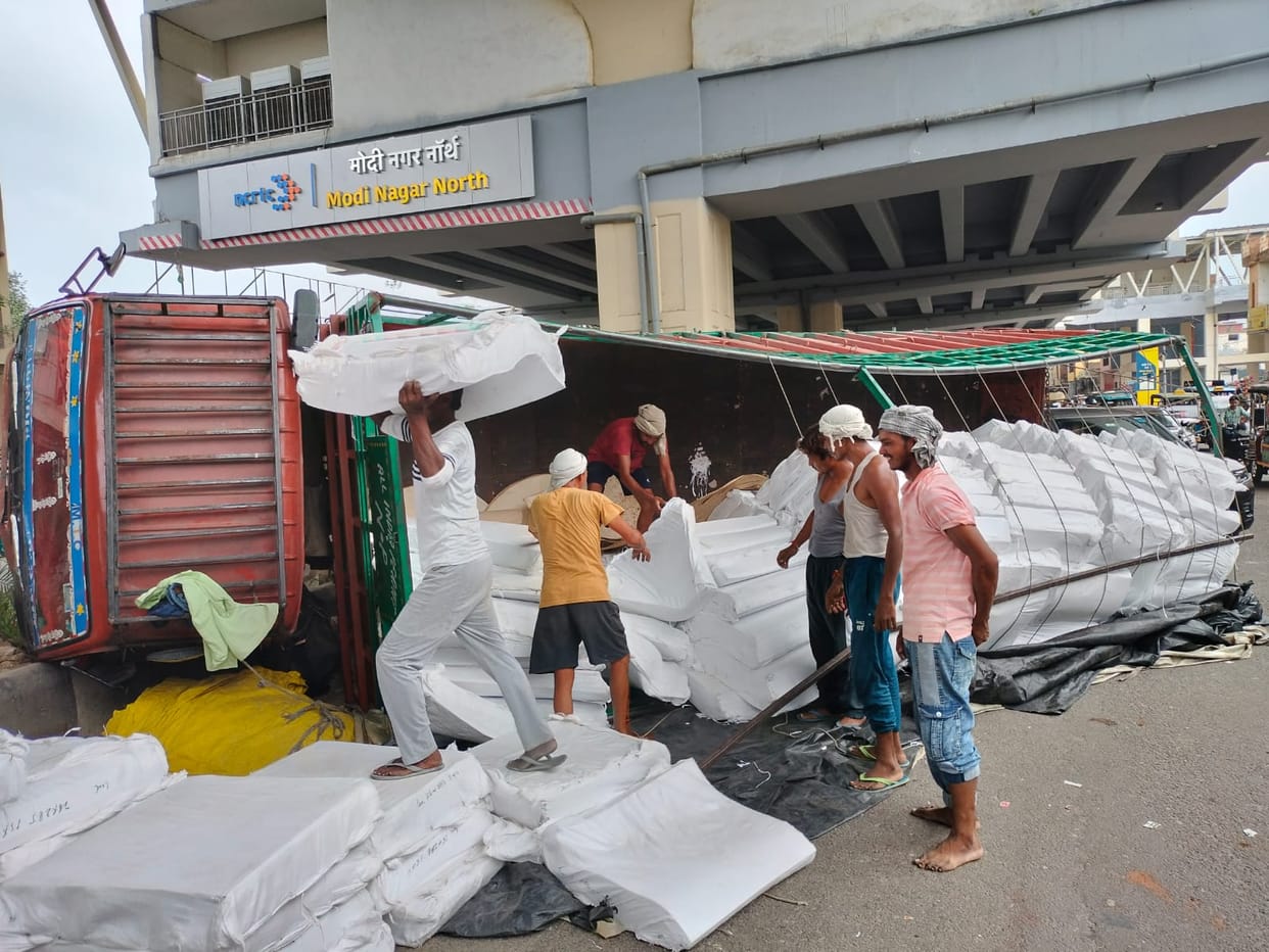 Canter overturns after climbing divider, traffic affected for five hours