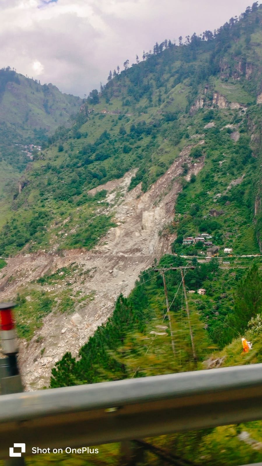 Landslide again in Nigulsari: NH-5 filled with debris due to falling of rocks, transportation is being done by transmitting buses.
