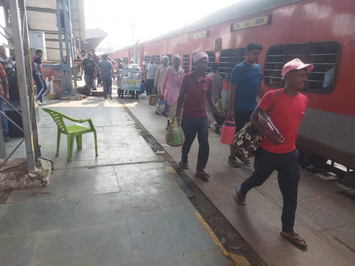 Seats full in trains, it will be difficult to go home on Diwali