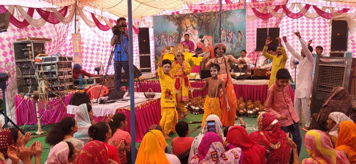 Lord Shri Krishna removed the pride of Indra by lifting Govardhan