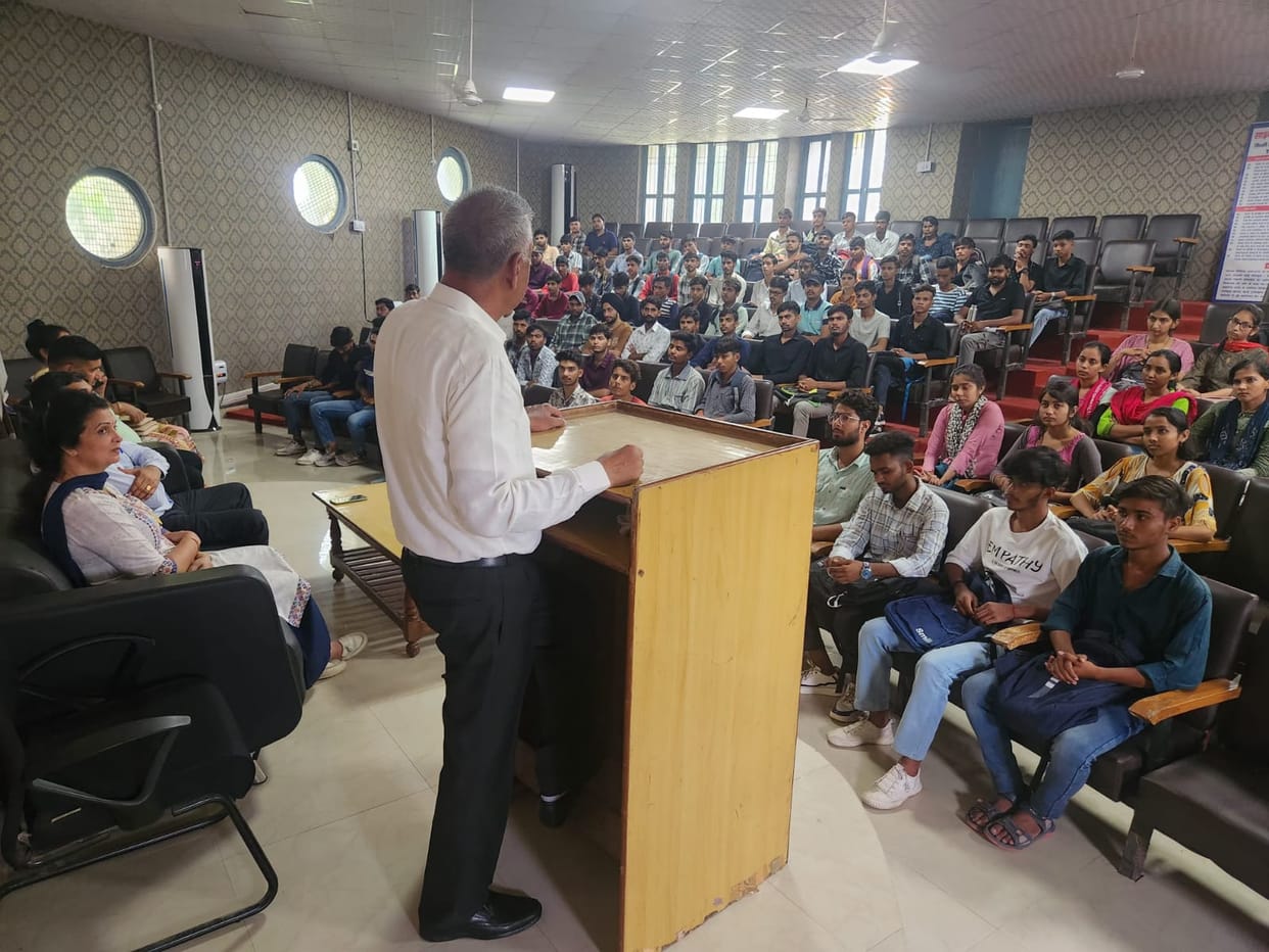 Conducted a detailed lecture on the subject of understanding literature.