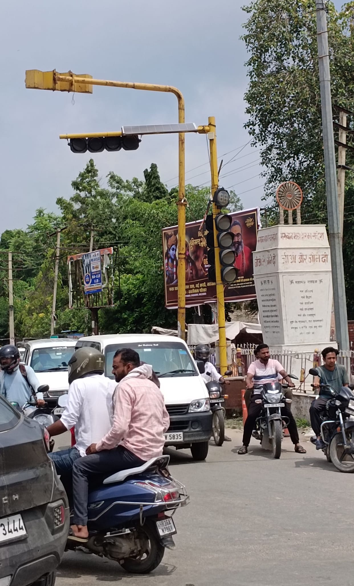 Traffic light broken since last five years, pedestrians struggling in traffic jam