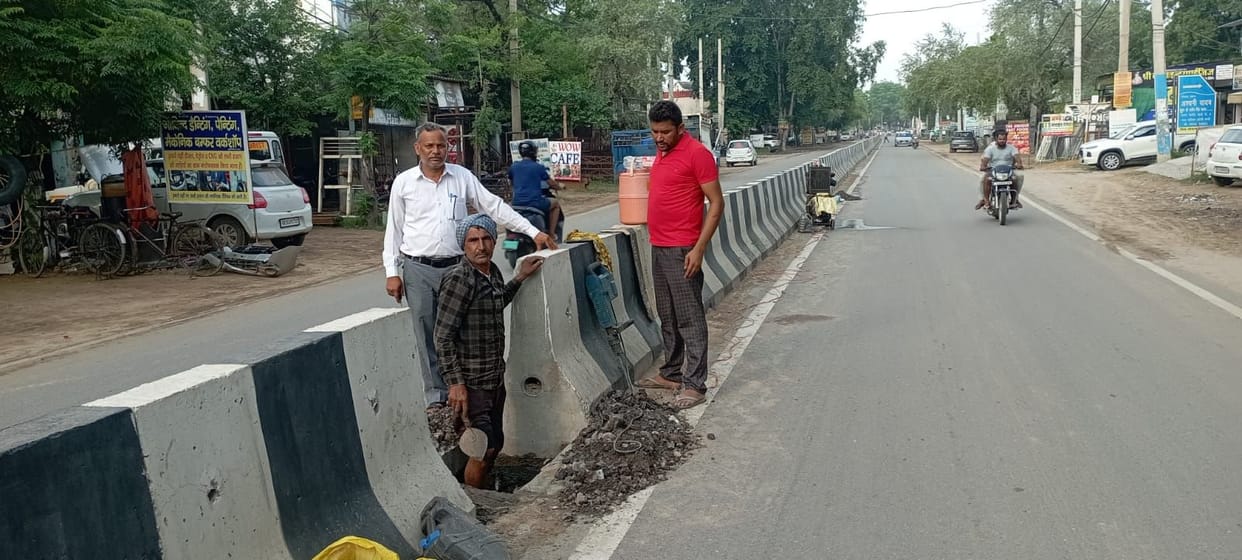 Street lights are being installed from old base to Dhanaunda Chowk, the city will be illuminated