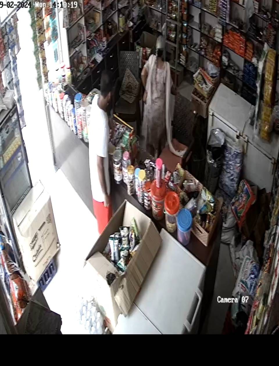 On the pretext of buying goods, two thousand rupees were taken out from the cash box, the incident was captured on camera