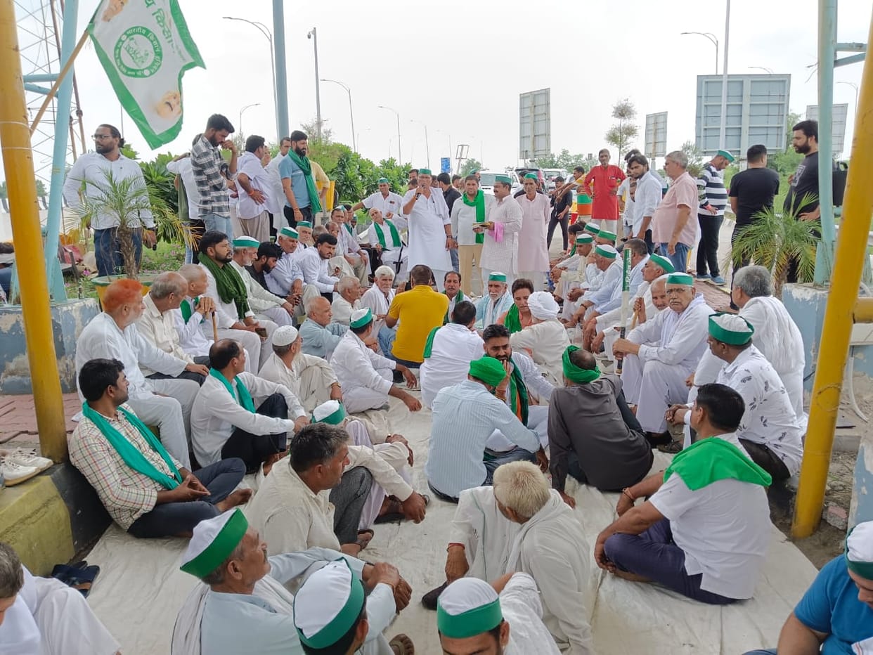 Demand to build service road, make toll free for six and a half hours
