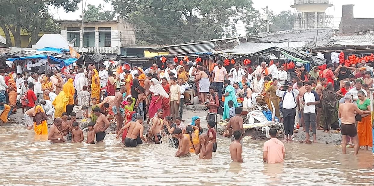 Worship of Ravi by offering Arghya on Somvati