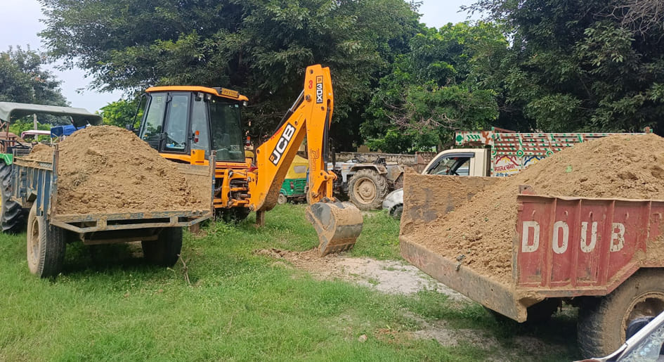 Illegal mining stopped in Chharra, JCB-eight tractors along with six drivers caught, three absconded