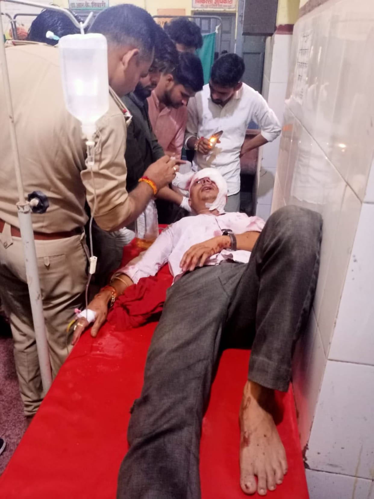 Saraf fought with the miscreants for 15 minutes