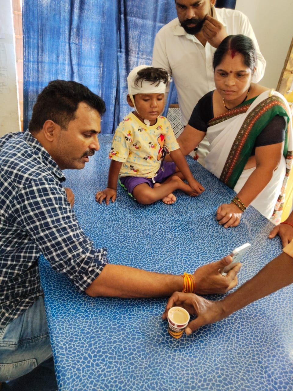 माता-पिता से बात करता मासूम