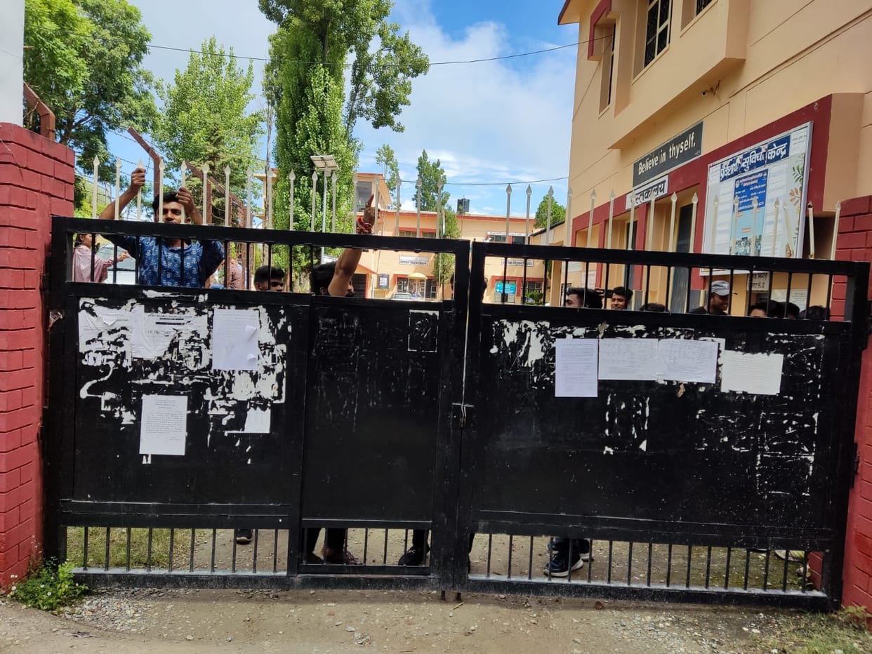 The protesting students locked the college gate
