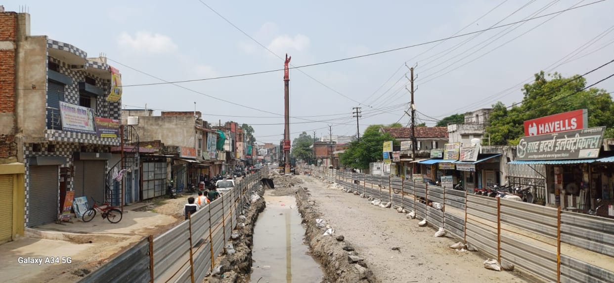 Damoh News Construction work of over bridge which started 15 days ago stopped colonizer raised objection