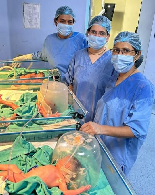 Woman gives birth to three girls simultaneously, all healthy