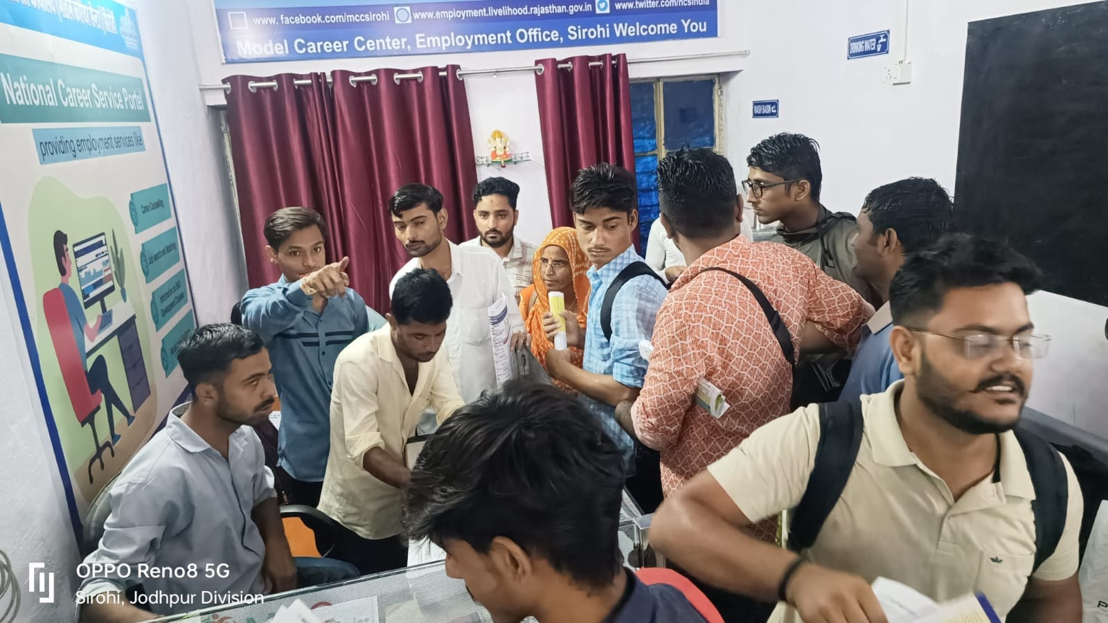 रोजगार मेले में पहुंचे युवा।