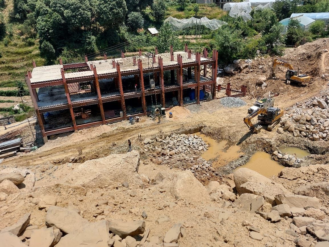 The work of science block of the college has been stopped for two years, the material is getting rusted