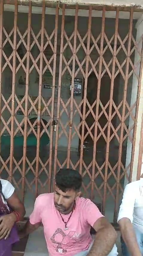 Damoh Sub health center locked woman delivered on the ground outside the hospital