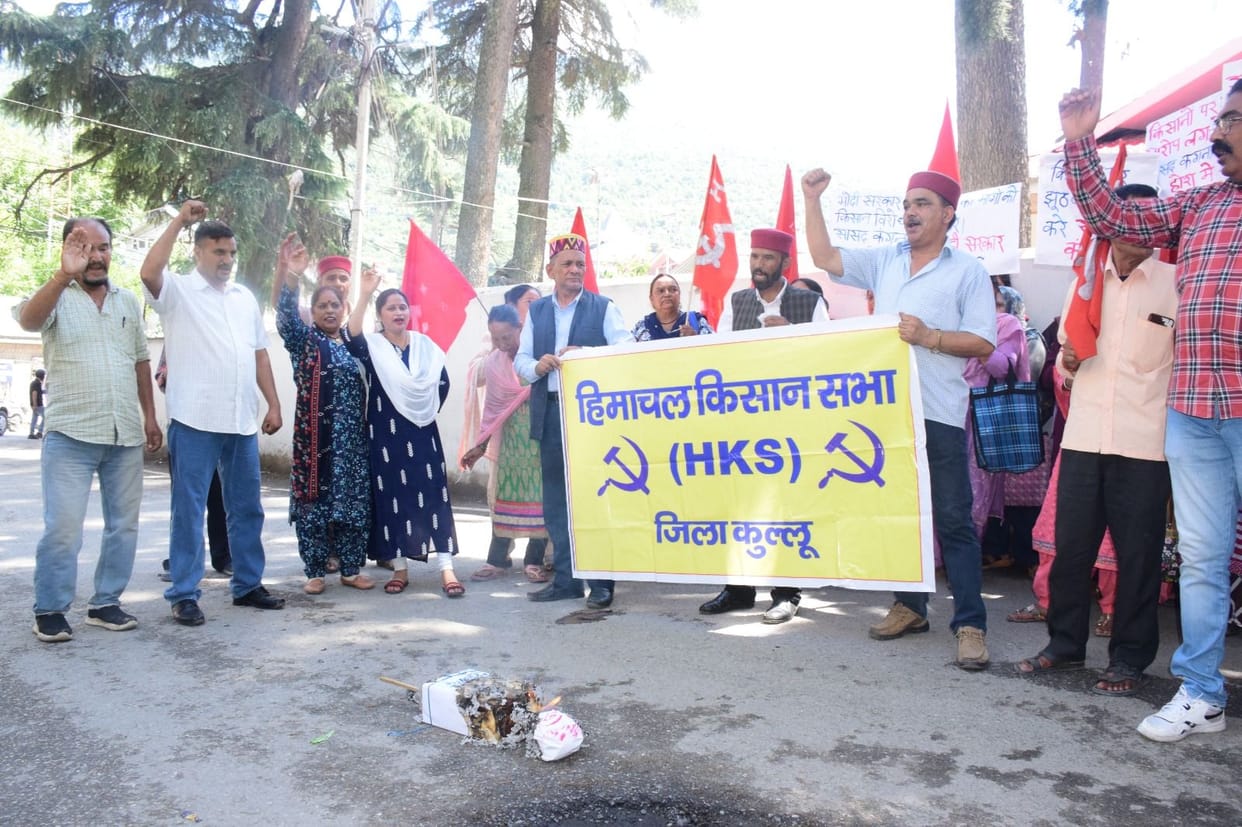 Demonstration of farmers against MP Kangana in Kullu
