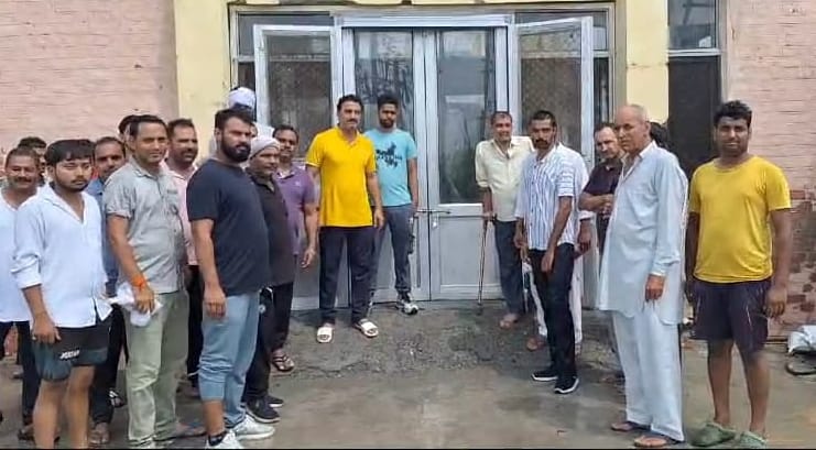 Villagers of Kharavad troubled by power cut lock the power house