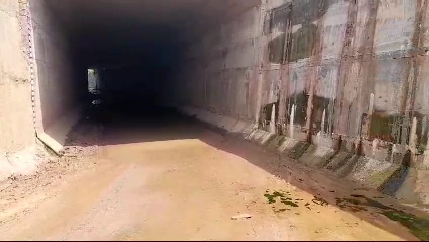 Damoh pregnant woman gave birth to child inside railway underbridge while walking