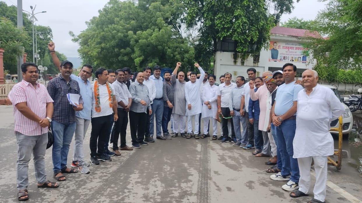 Ajmer News: Memorandum given to Collector for improvement of damaged roads, warning of fast unto death