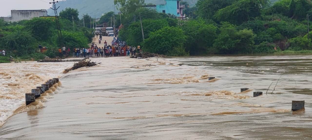 बूंदी में बाढ़ बारिश से हालत खराब, दुगारी गांव में बने बाढ़ के हालात, घरों ओर दुकानों में भरा प