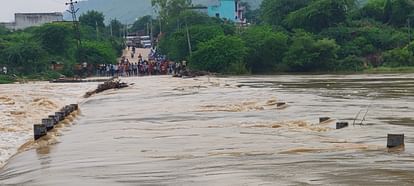 Bundi News : बारिश से हालत खराब, दुगारी गांव में तालाब का पानी ओवरफ्लो होने से घरों में पानी भरा, बाढ़ के हालात Bundi News: Condition worsened due to rain, houses filled with water due to overflow of pond in Dugari village