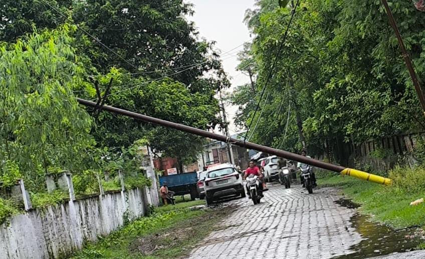 Electricity supply disrupted due to rain, pole also fell