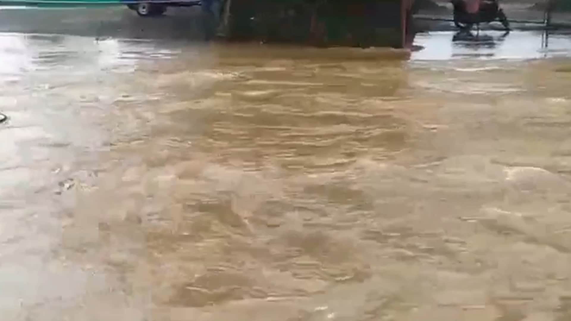 गांव में घुसा पानी